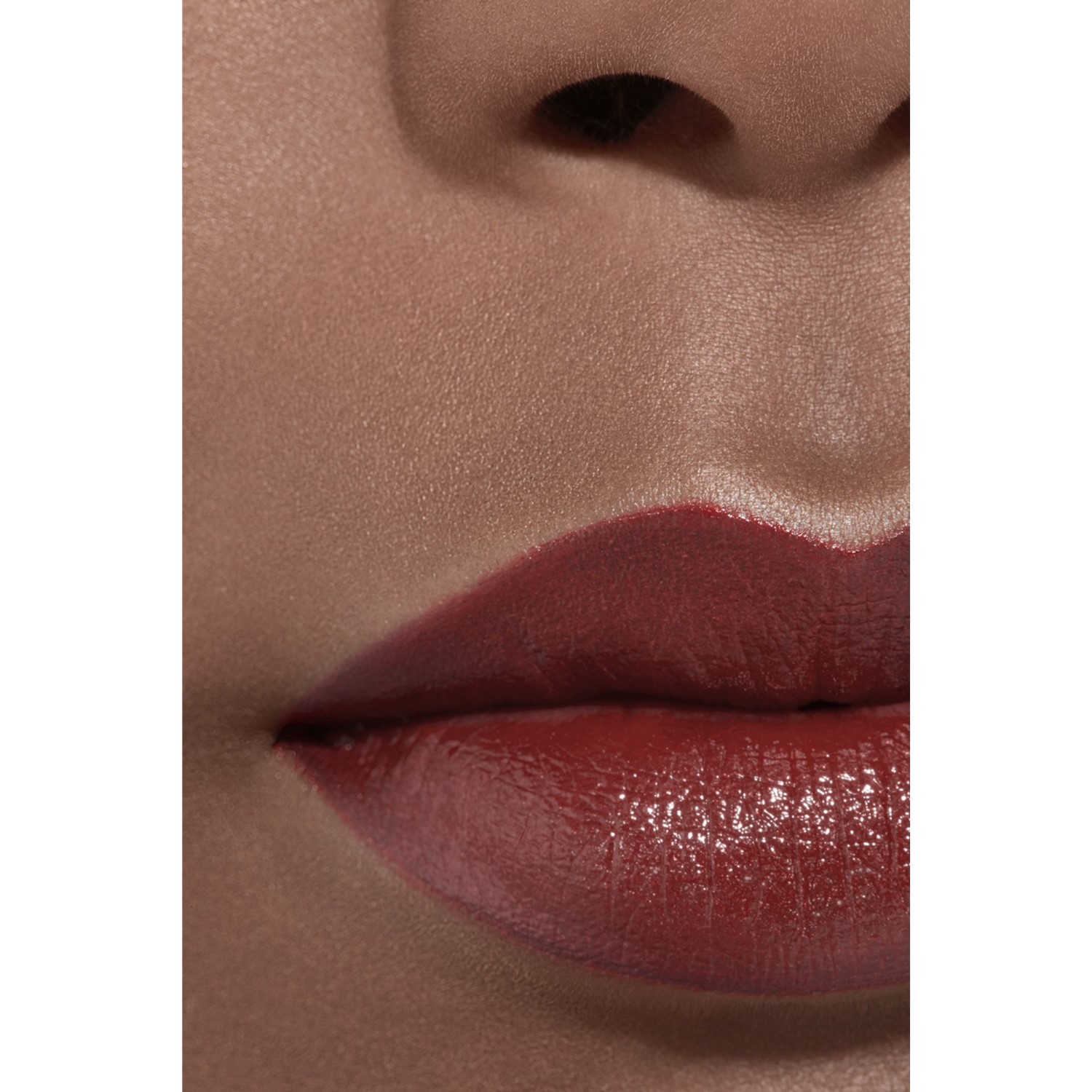 LA BARRA DE LABIOS DE ALTA INTENSIDAD. CONCENTRADO DE LUZ Y TRATAMIENTO. RECARGABLE